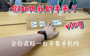 Descargar video: 在苹果线下官方体验零售店，桌面简洁，而且隐藏式的走线非常的符合简洁的审美，设计感十足