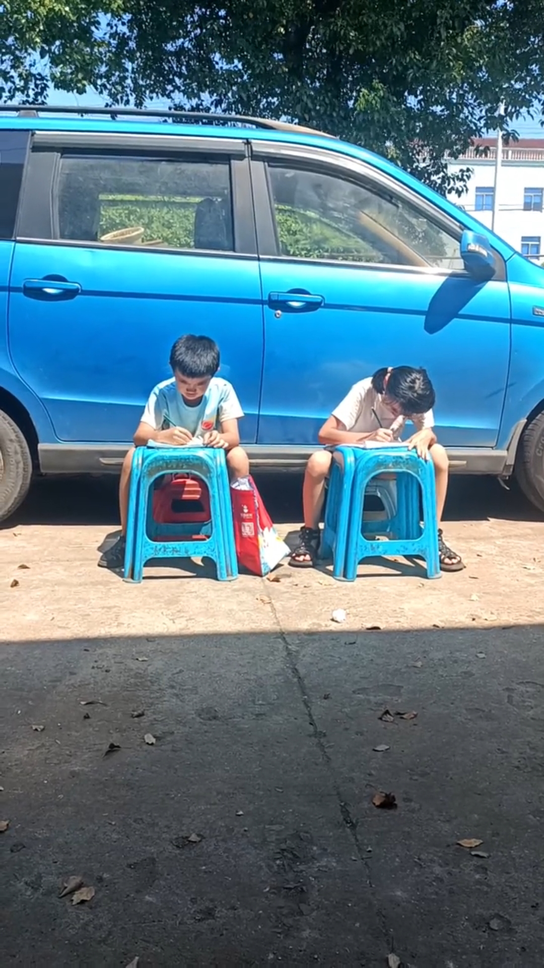 孩子写作业拖拉,爸爸罚俩娃坐烈日下完成:10分钟写了1天的量