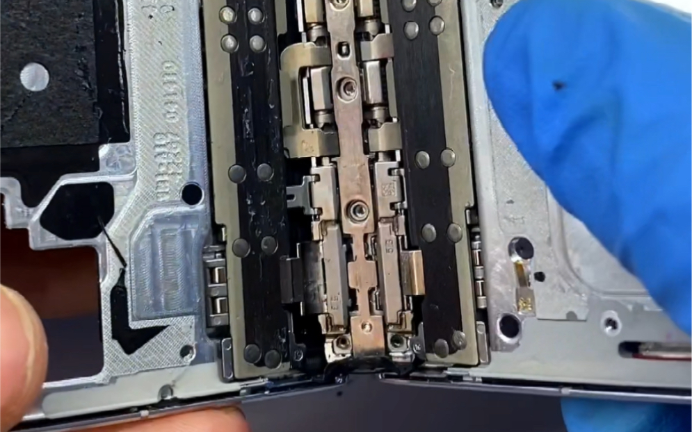 荣耀magic v手机换大屏,换中转轴,粉丝自带所有备件,你说应该收多少