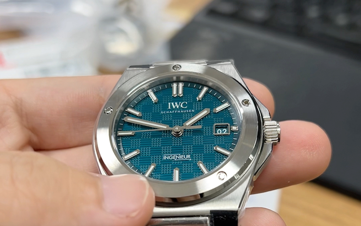 万国v7工程师.蓝色实物颜色有争议?蓝色还是绿色傻傻分不清