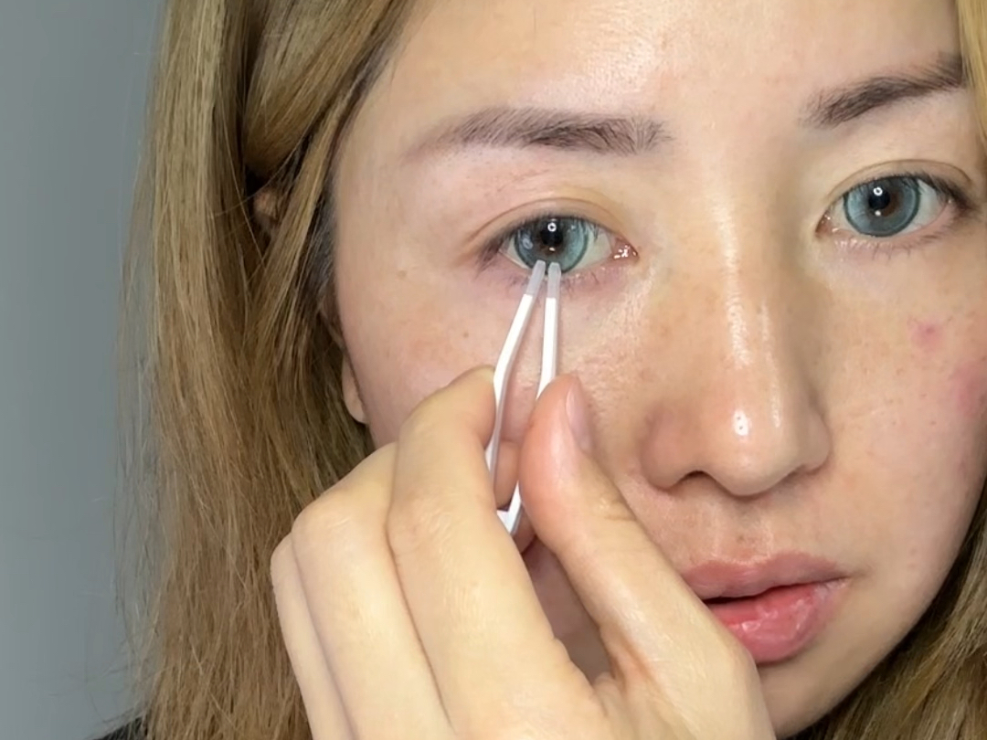 新手3秒学会摘戴美瞳方法#新手戴美瞳的技巧
