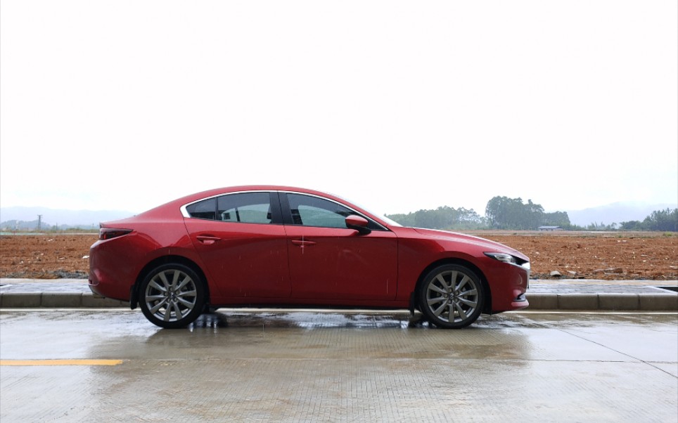 无人山路驾驶昂克赛拉(车尾视角)_哔哩哔哩_bilibili