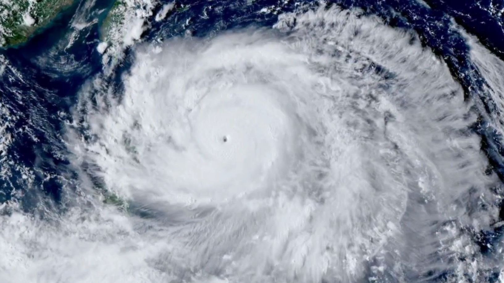 五级台风/超强台风"桦加沙"风眼置换全过程全程卫星云图