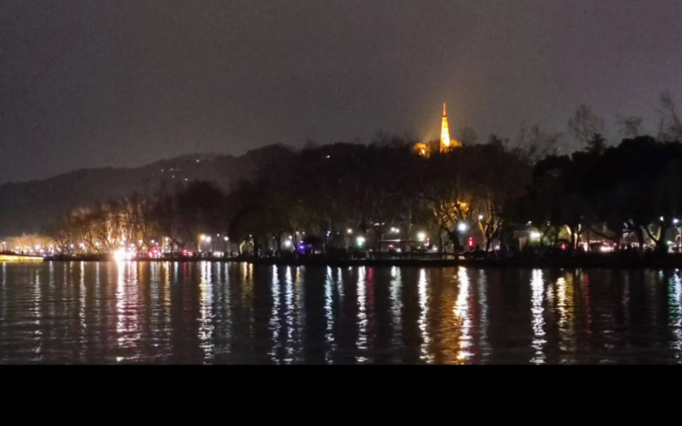 杭州西湖的夜景,真让人失望.灯光很暗.一点也比不上瘦西湖的夜景.杭州西湖来游玩过好多次.感觉一点新意,一点变化都没有.哔哩哔哩bilibili