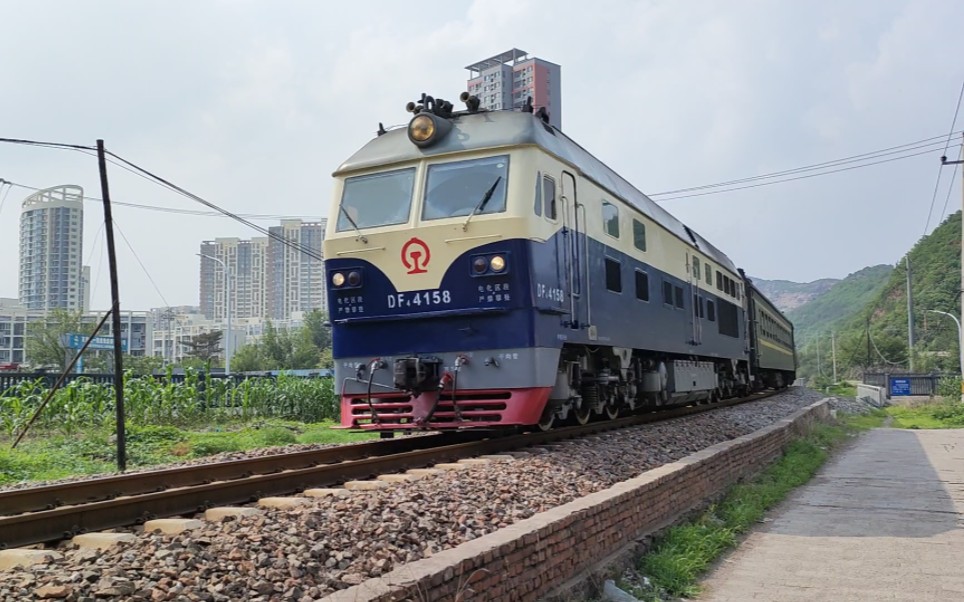 京局怀段df4d4158牵引6455次列车运行于承德至承德东区间