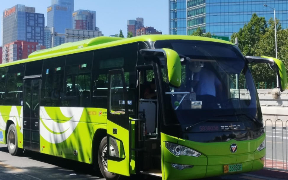 乘坐北京915路慢车去往终点站东直门枢纽站,本车是福田大绿虫子,这款