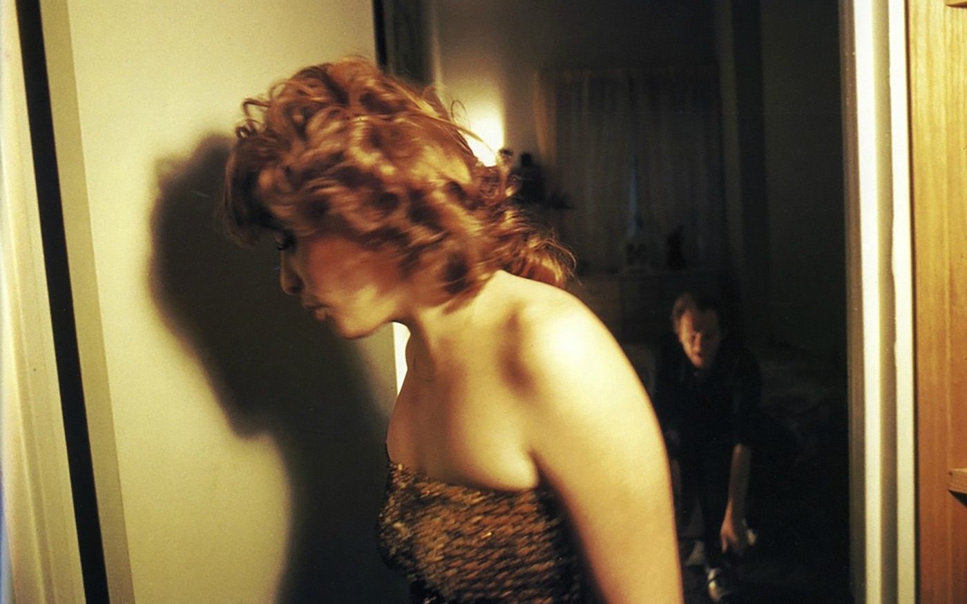 “性依赖叙事曲”,现当代摄影大师、私摄影鼻祖 南ⷮŠ戈尔丁(Nan Goldin),叛逆少女逆袭成为摄影大师,她的人生经历了什么样的起起落落哔哩哔哩...