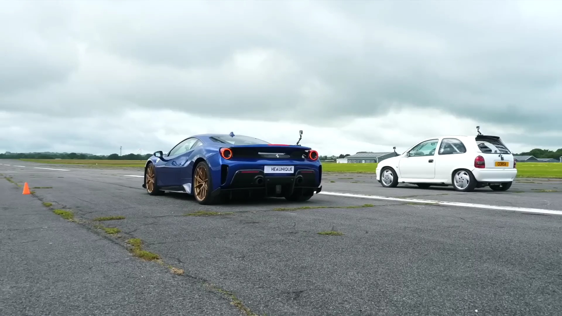 爆改后1200匹的买菜车挑战700匹的超跑,起步瞬间看出两车差距!