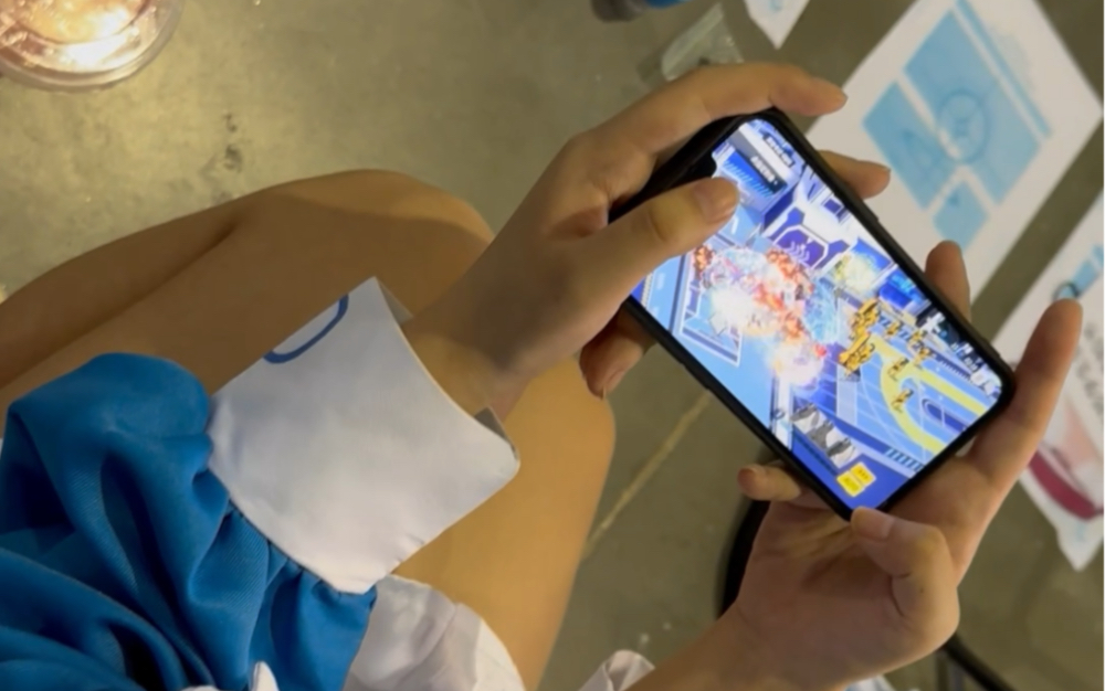 在漫展上帮老师打考试挂auto的阿罗娜