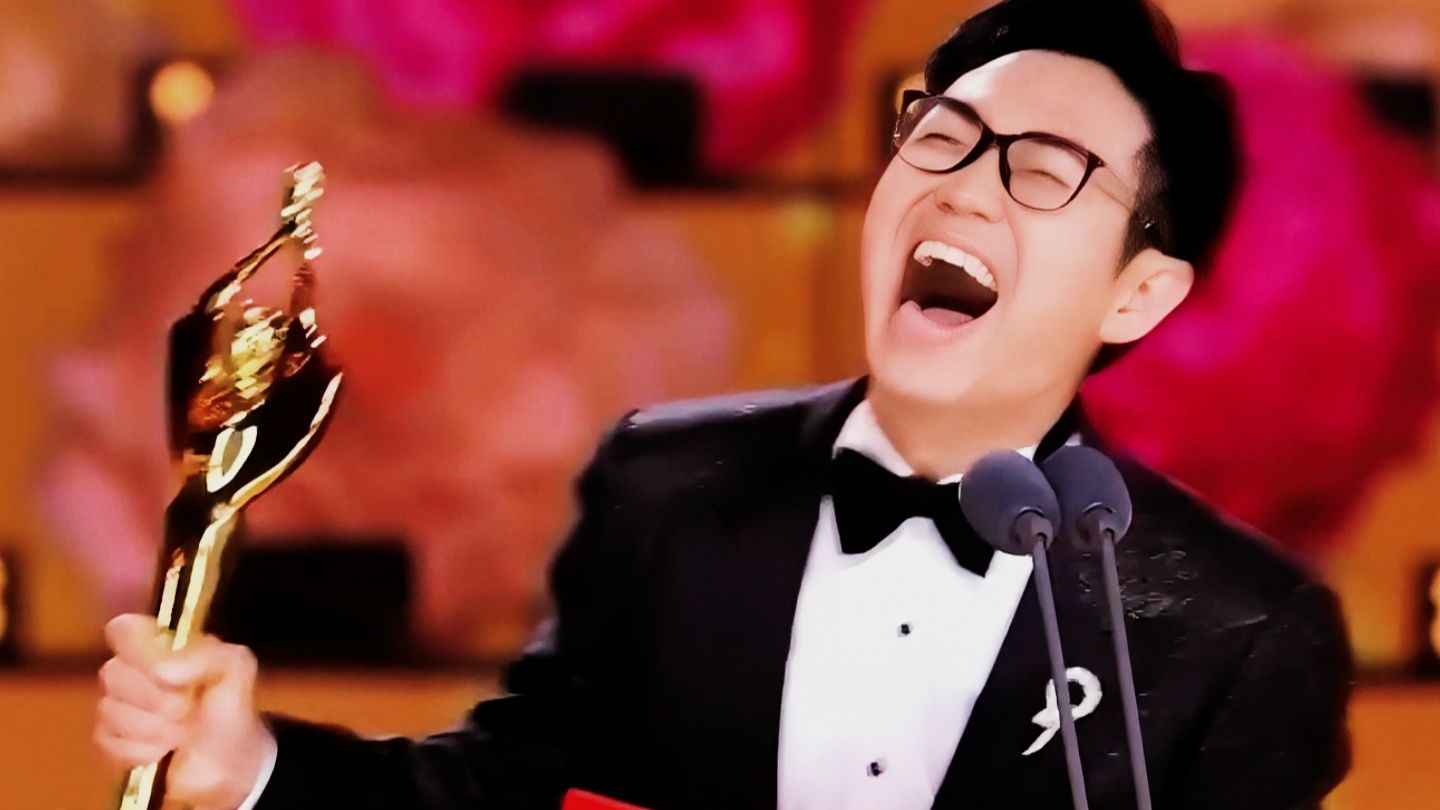 “大鹏举起奖杯大笑的那一刻，我才明白什么叫意气风发！”