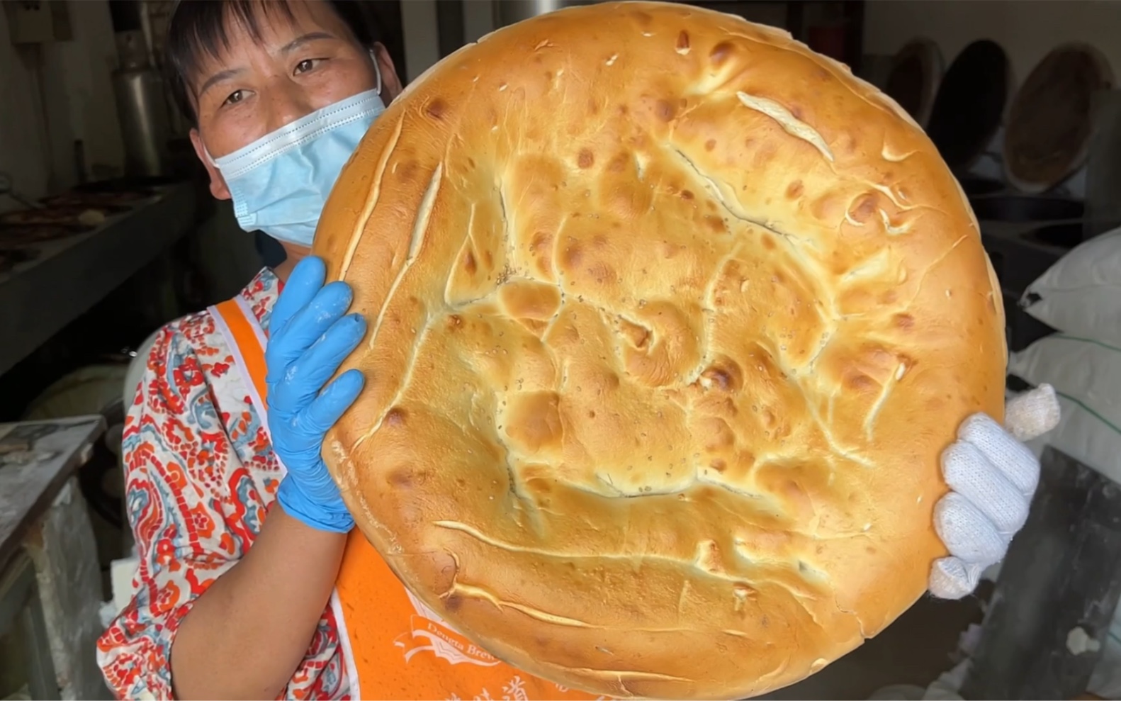莒南大饼,一个12斤重能啃动吗,这也太大了吧