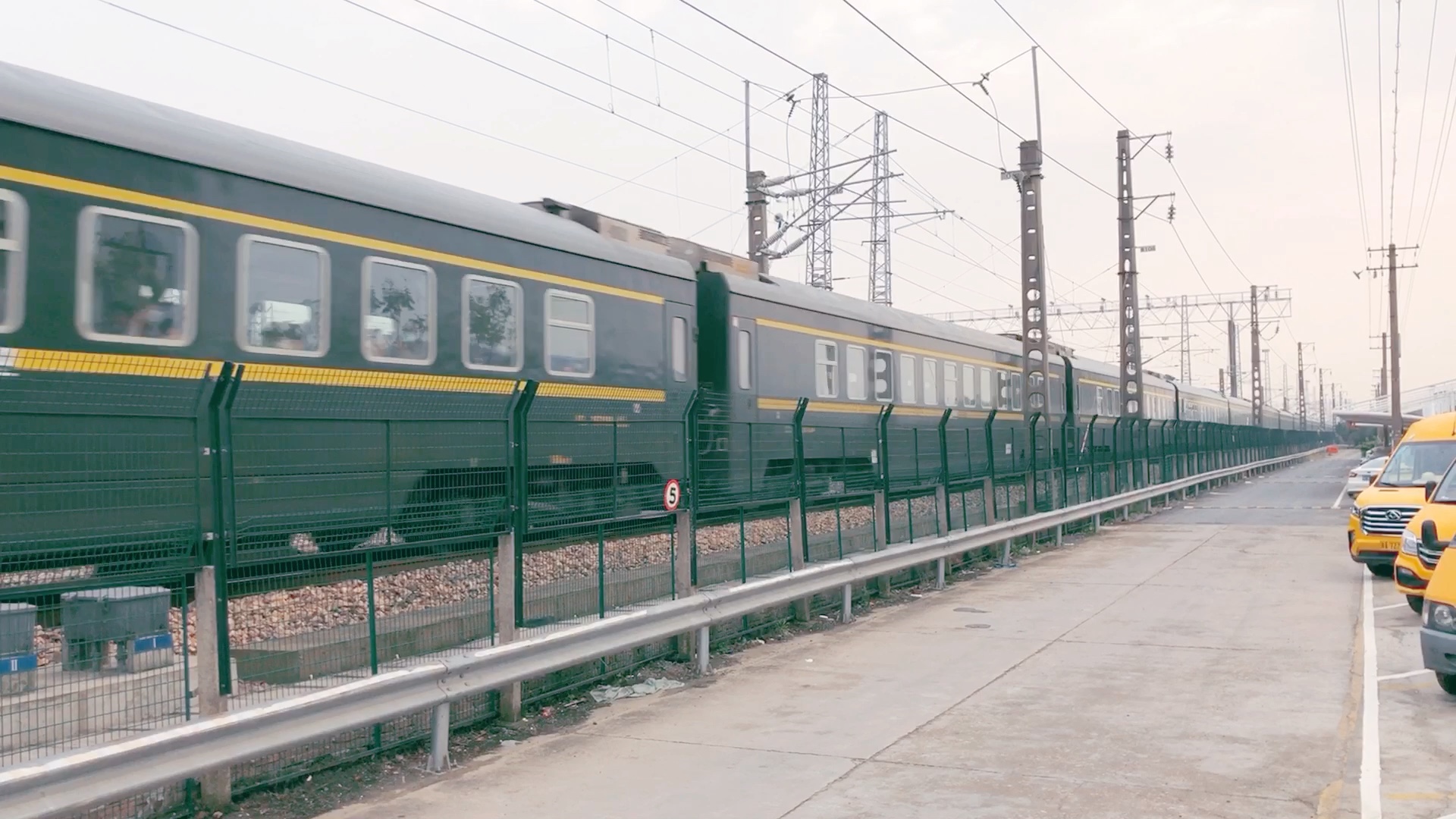 电力客车z282乔司两场幺道通过