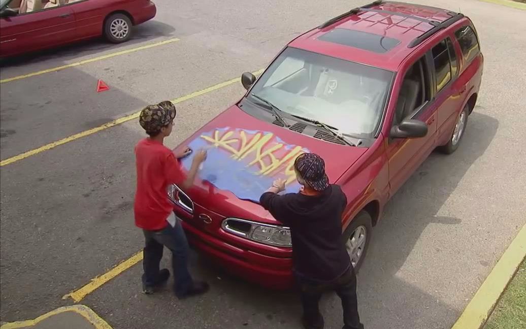 熊孩子街头恶作剧,在汽车上涂鸦,路人了解后表示无语了!