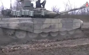 Video herunterladen: 俄罗斯最新型T-90M“突破”歼灭前线乌克兰武装部队的作战工作