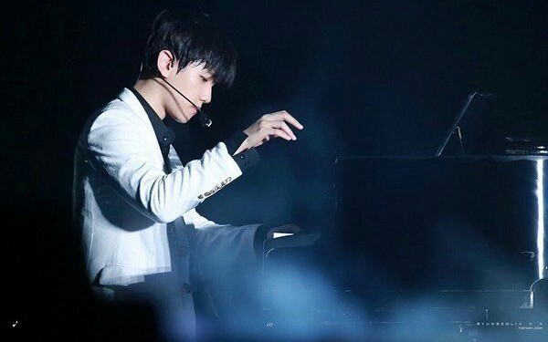 不得不说伯贤弹钢琴简直了,完全符合了我对男生弹钢琴的幻想,全身的苏