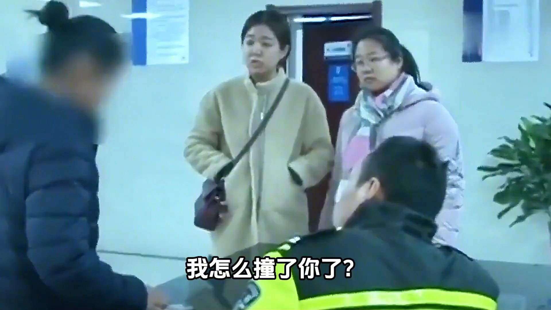 女司机撞车被交警判全责,面对监控仍拒不认罪:我没错是他撞的我哔哩哔哩bilibili