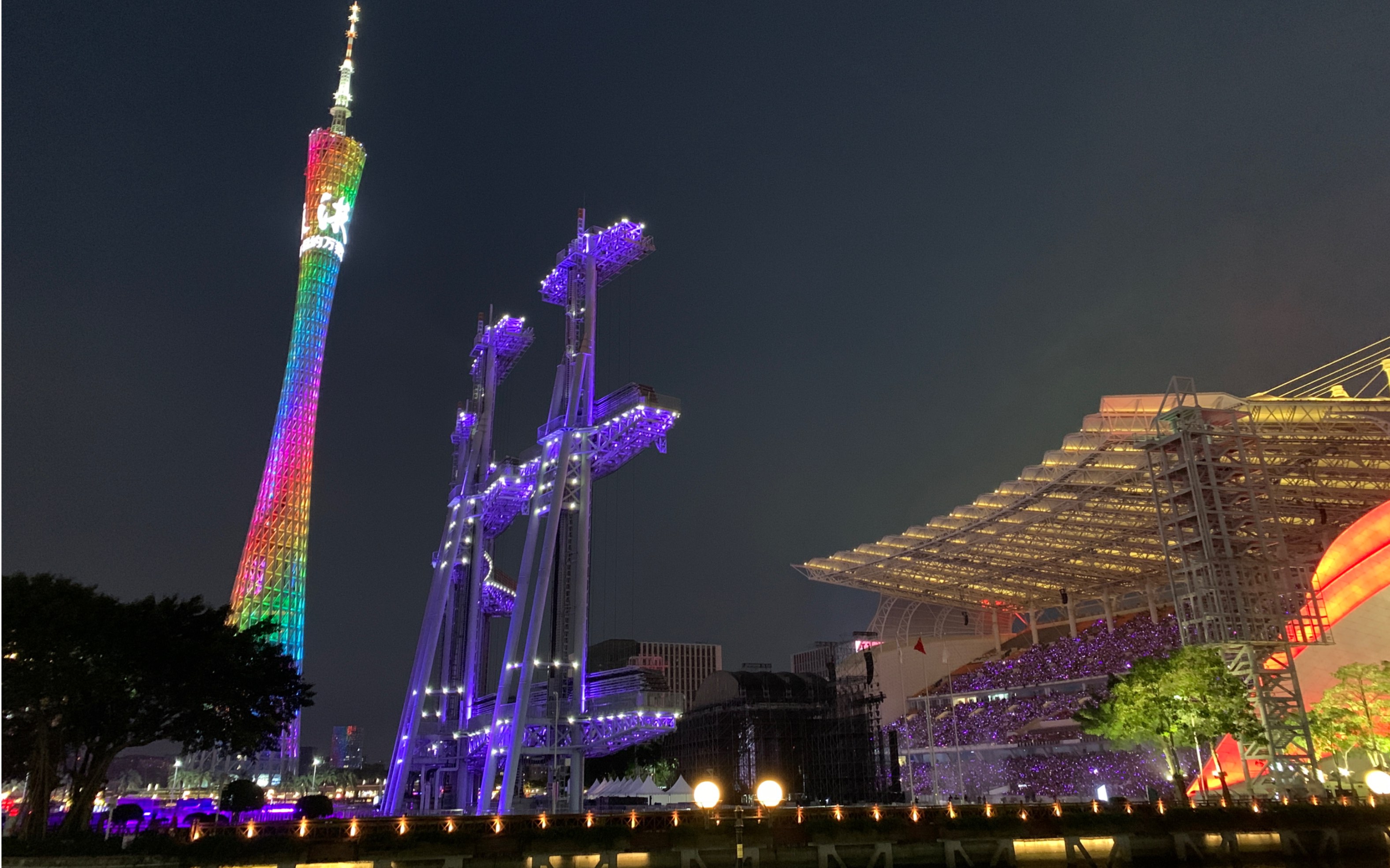 杨千嬅演唱会场外凭实力站票,广州海心沙站