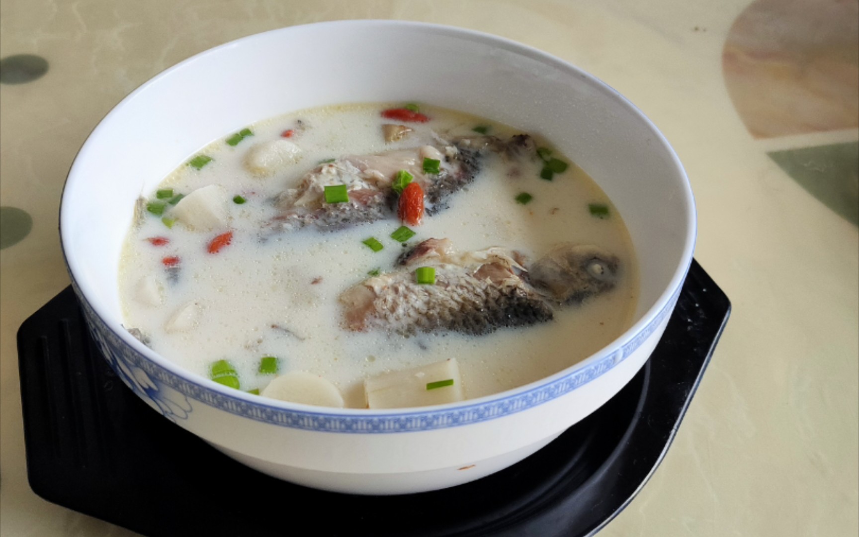 南中医药膳〕美味又营养的山药枸杞鲫鱼汤!_哔哩哔哩_bilibili