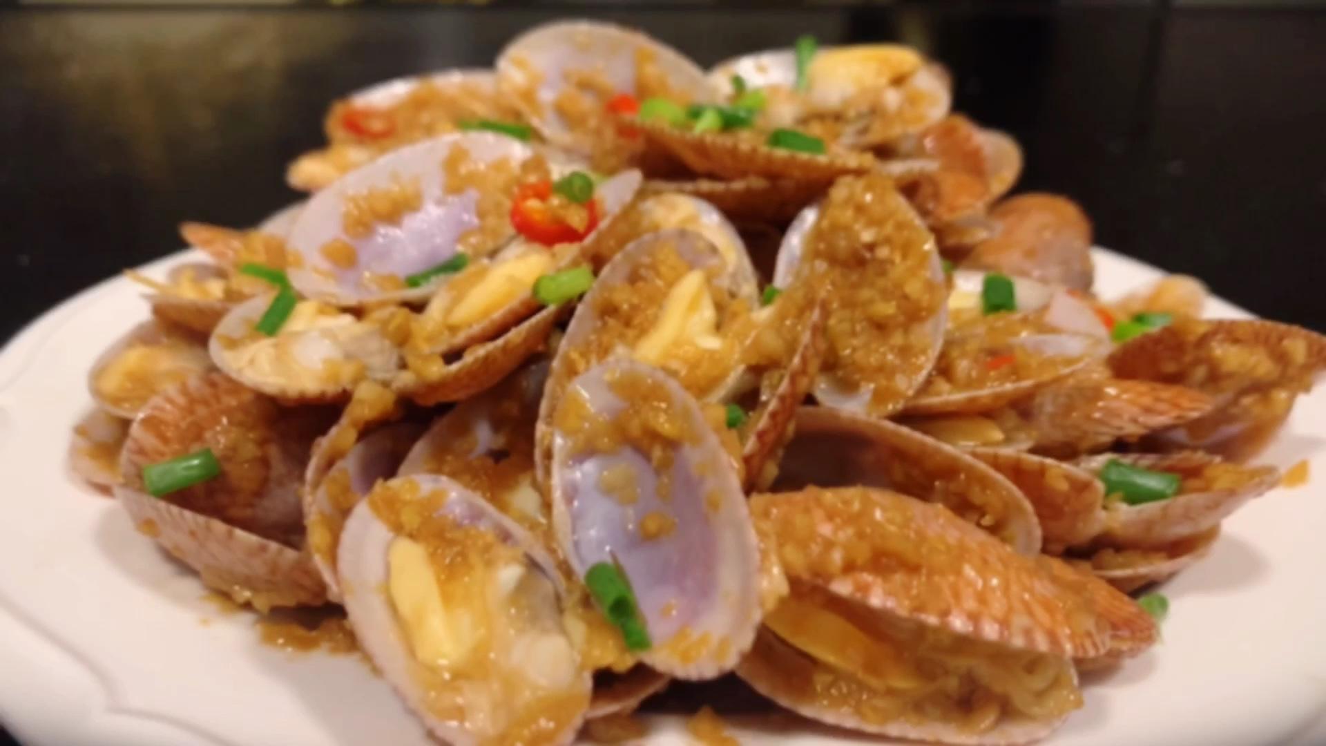 蒜蓉花甲,蒜香浓郁,肉质鲜嫩多汁,好吃到停不下来,简单快手