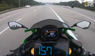 Télécharger la video: Kawasaki ZX-25R | 极速 💨💥