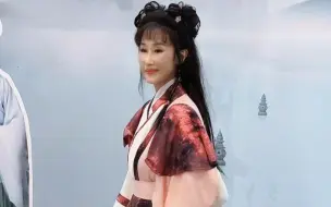 Descargar video: 新白娘子传奇：碧莲出场感觉一下子就来了，这就是传说的步步生莲吧！