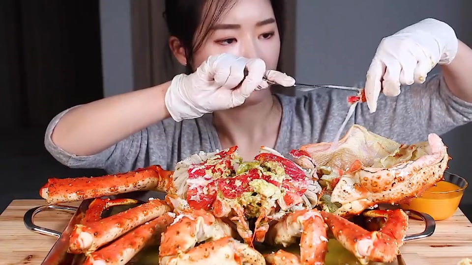 【韩国吃播】美女吃一整只帝王蟹,我看着都饿了_哔哩哔哩 (゜-゜)つロ