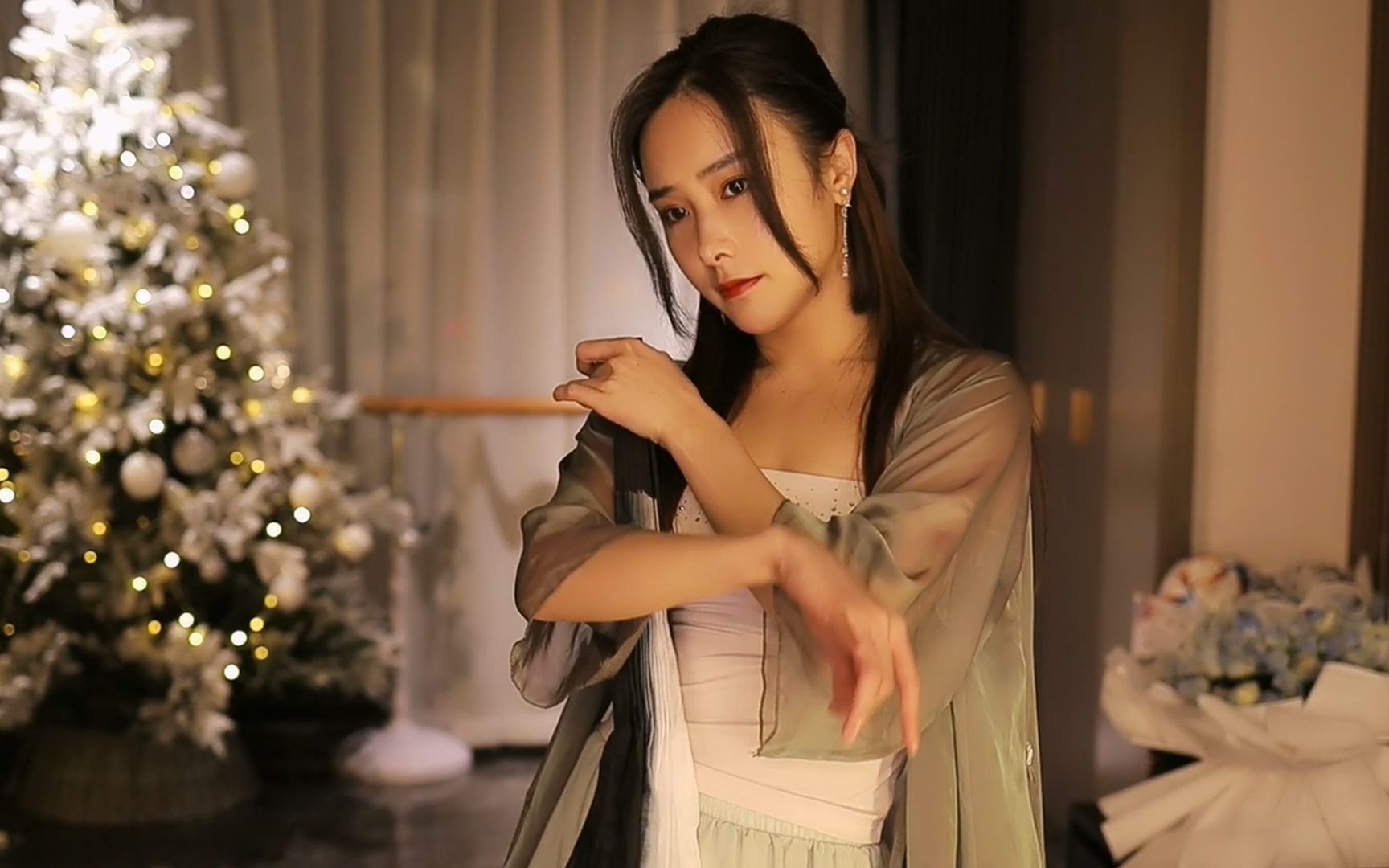 帝王的1月23日体验卡!王筱沫沫《花开忘忧》,墨绿纱裙