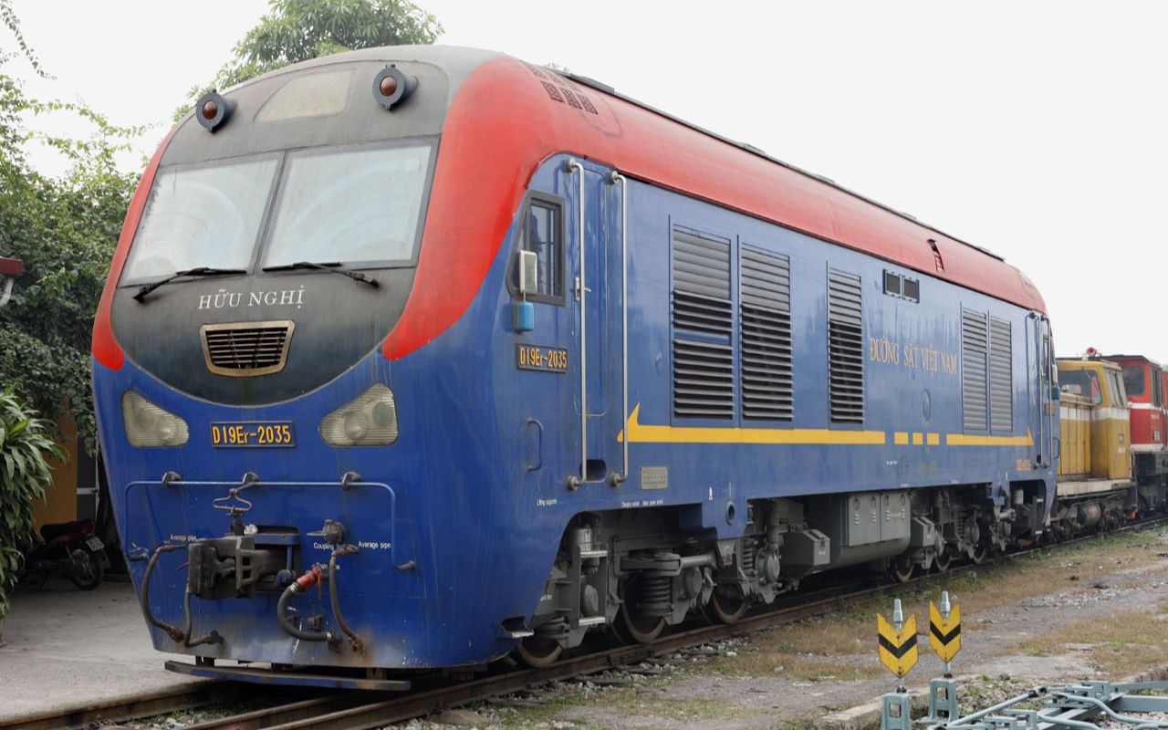 搬运视频世界铁路来自资阳的大芭比娃娃越南铁路d19er型内燃机车