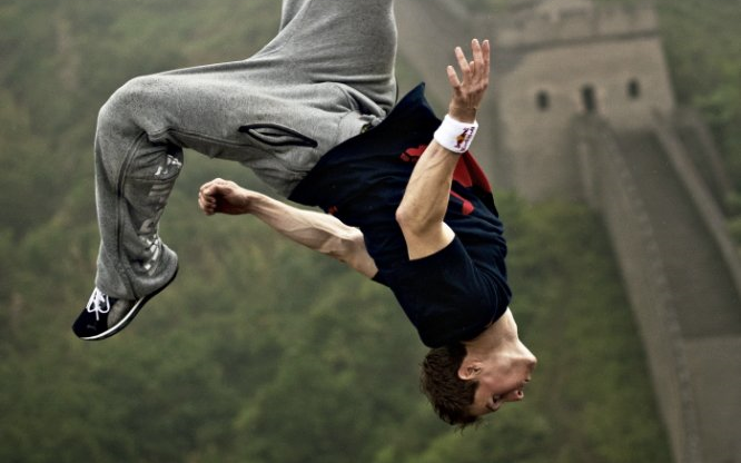 这才是纯正的后空翻又高又好看(后空翻进阶教学技巧)来看看你们做的都