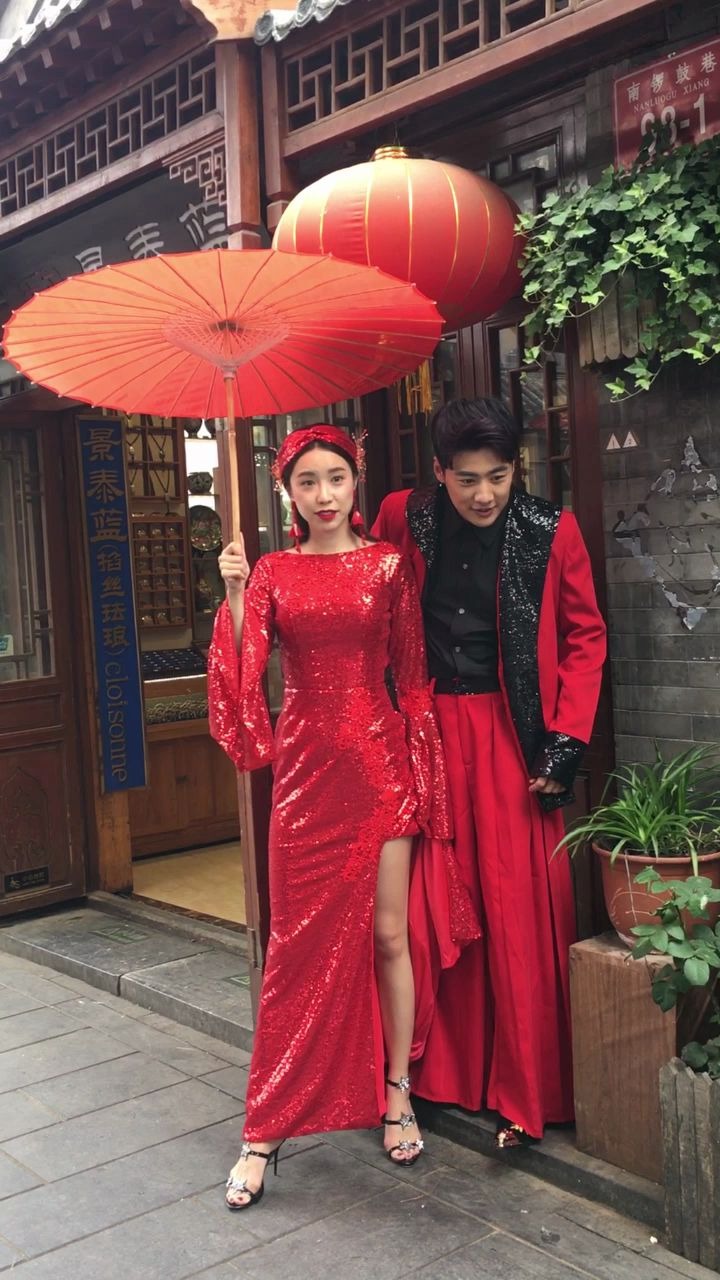 新人无惧路人眼光,南锣鼓巷拍婚纱照秀恩爱