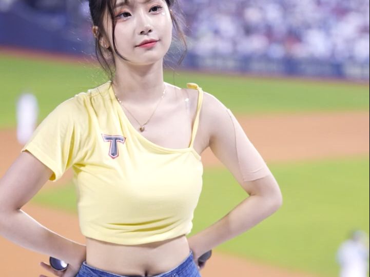 韩国拉拉队长李珠恩牛仔短裤