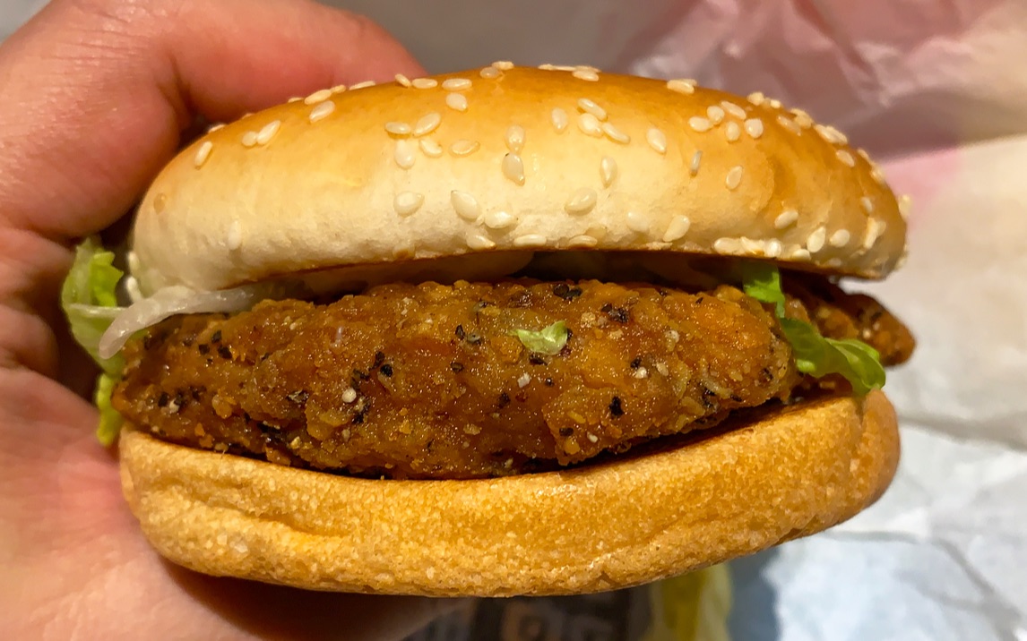 被金拱门坑了20元就这东西麦当劳新品酷辣黑椒鸡腿堡体验报告小达达吃