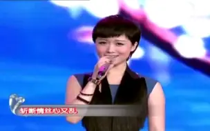 Скачать видео: 【姚贝娜】现场含泪演唱《甄嬛传》主题曲《红颜劫》，从此再无现场版