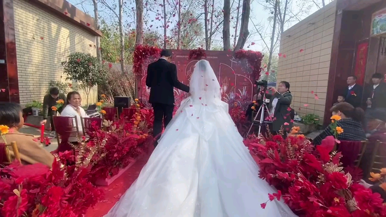 [图]婚礼现场，花瓣雨飘落。