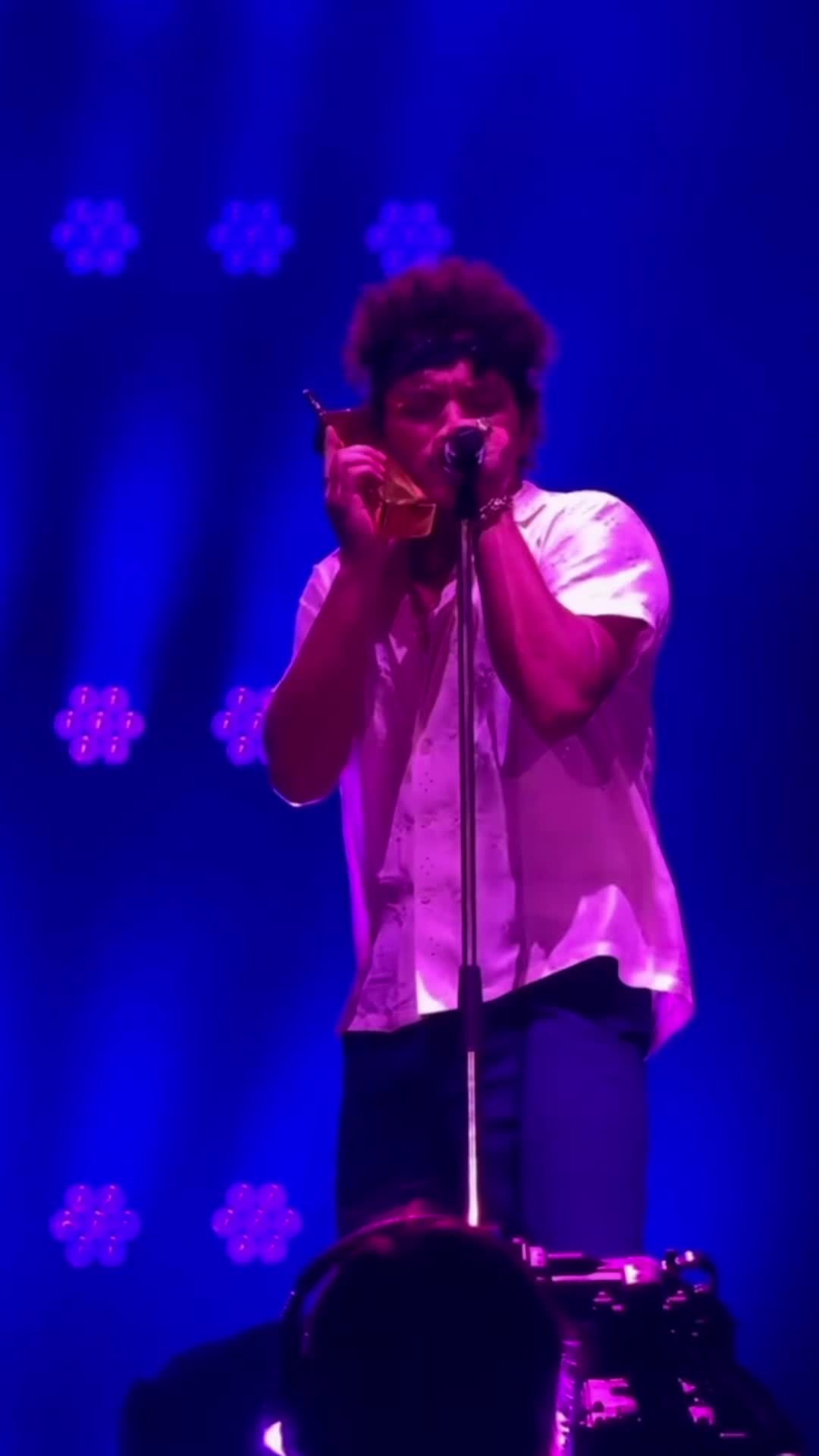 布鲁诺·马尔斯解释道 "呼唤我所有的爱人" 在墨西哥城 | 部分7