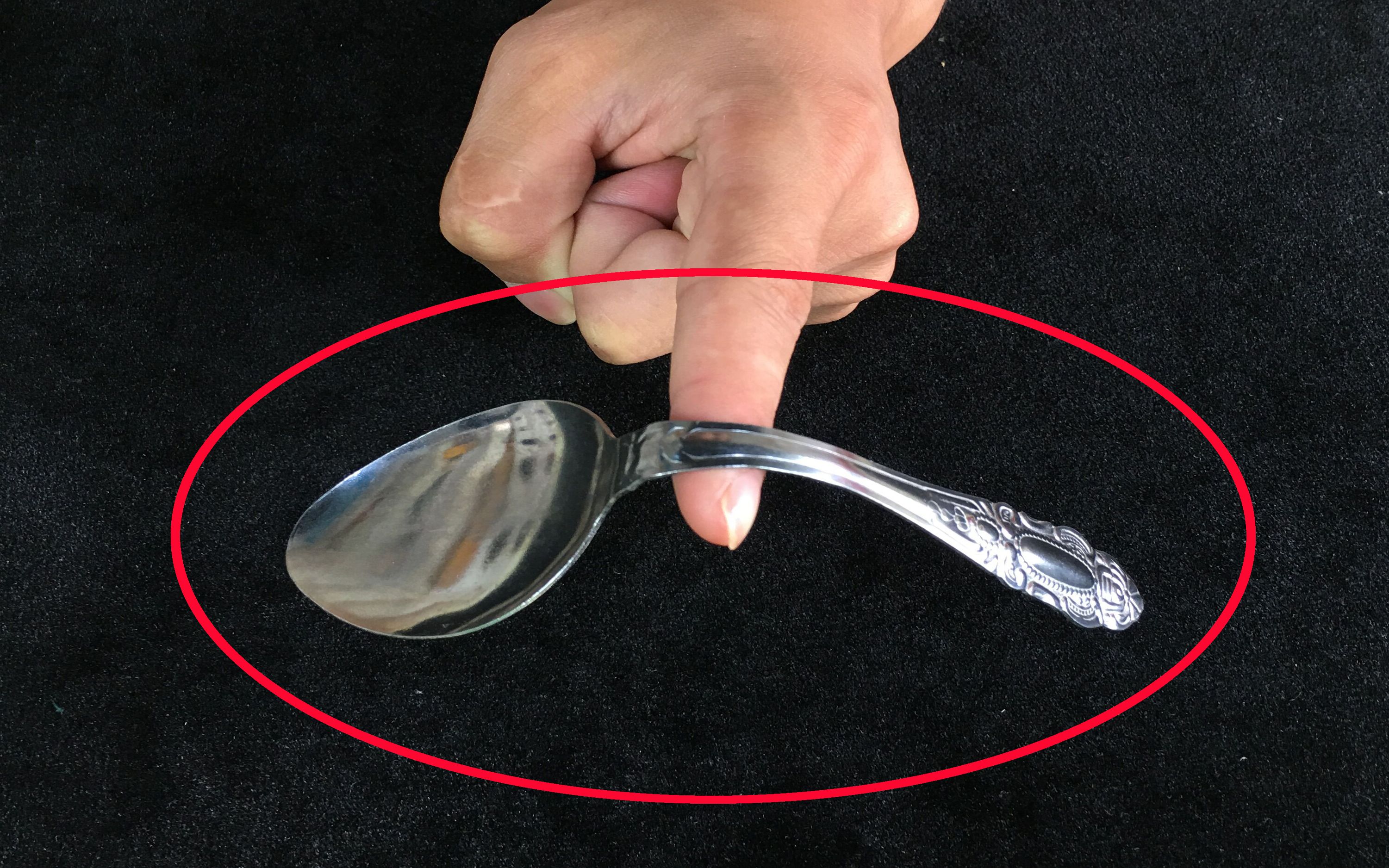 揭秘刘谦表演过的意念弯曲钢勺!餐桌上就可表演,其实特简单