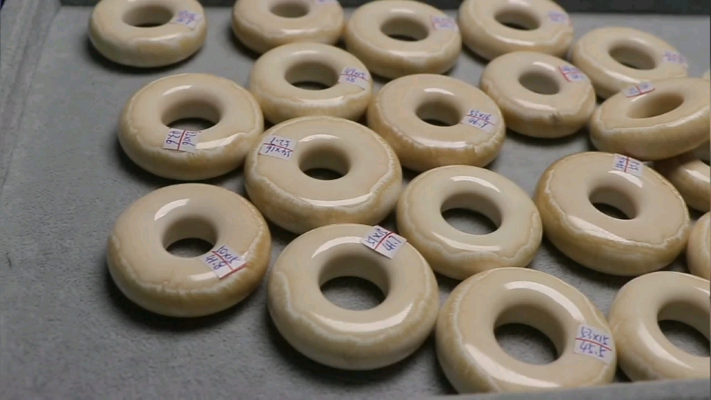 独角鲸牙做的甜甜圈,手感太舒服了,文玩人的圣品