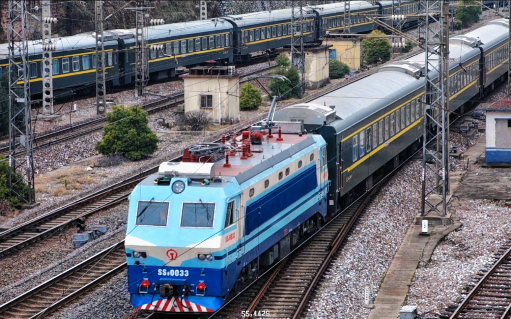 鹰潭站2列客车同时出站,本人第一次拍摄韶山八!