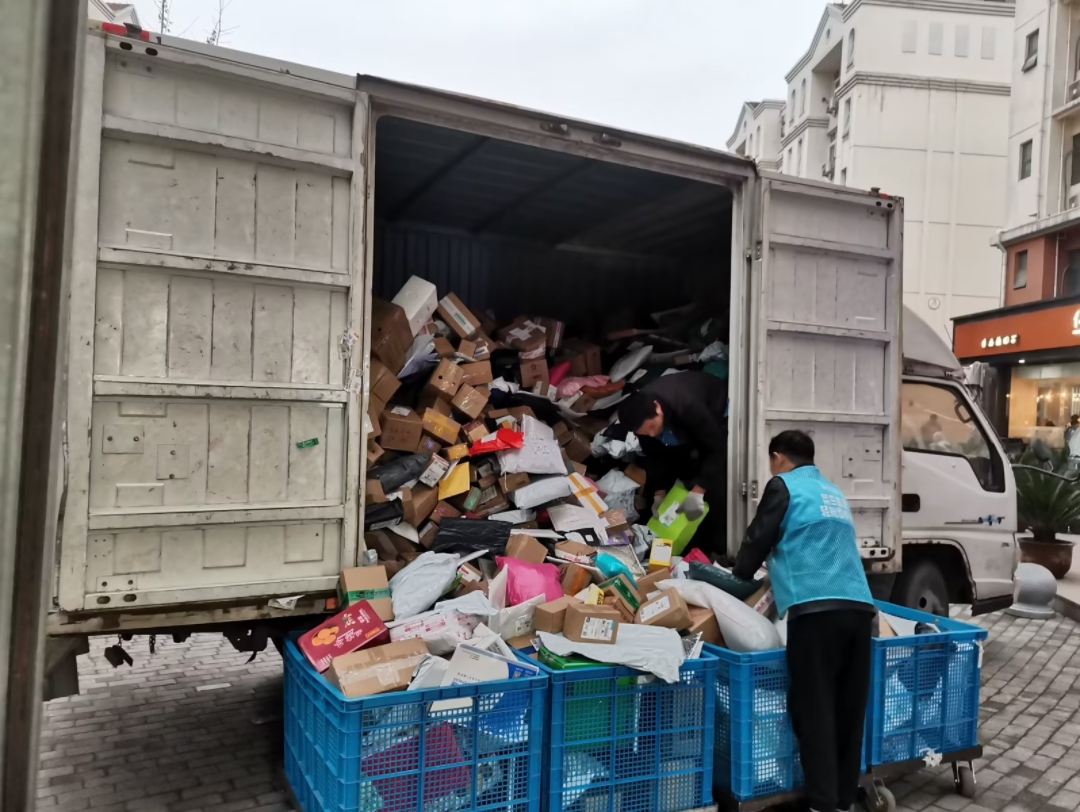 快递太多了-感觉就像"垃圾"一样随便一堆-原来这么辛苦-一件一件的