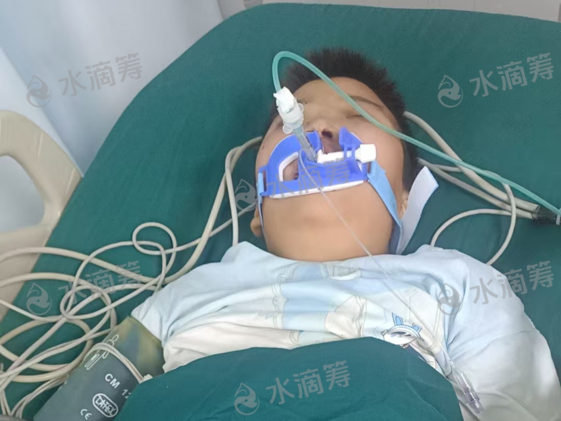 大家好,这位男生因为突然心脏衰竭住院了,他的爸妈离