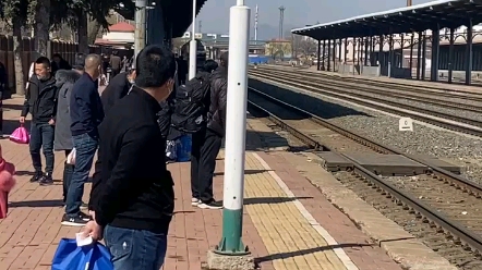 k7426次进入磐石站一道停车