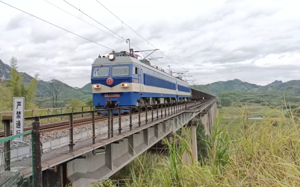 拍车 成局贵段 韶山3b牵引敞车通过黔桂线拉乙铁路大桥