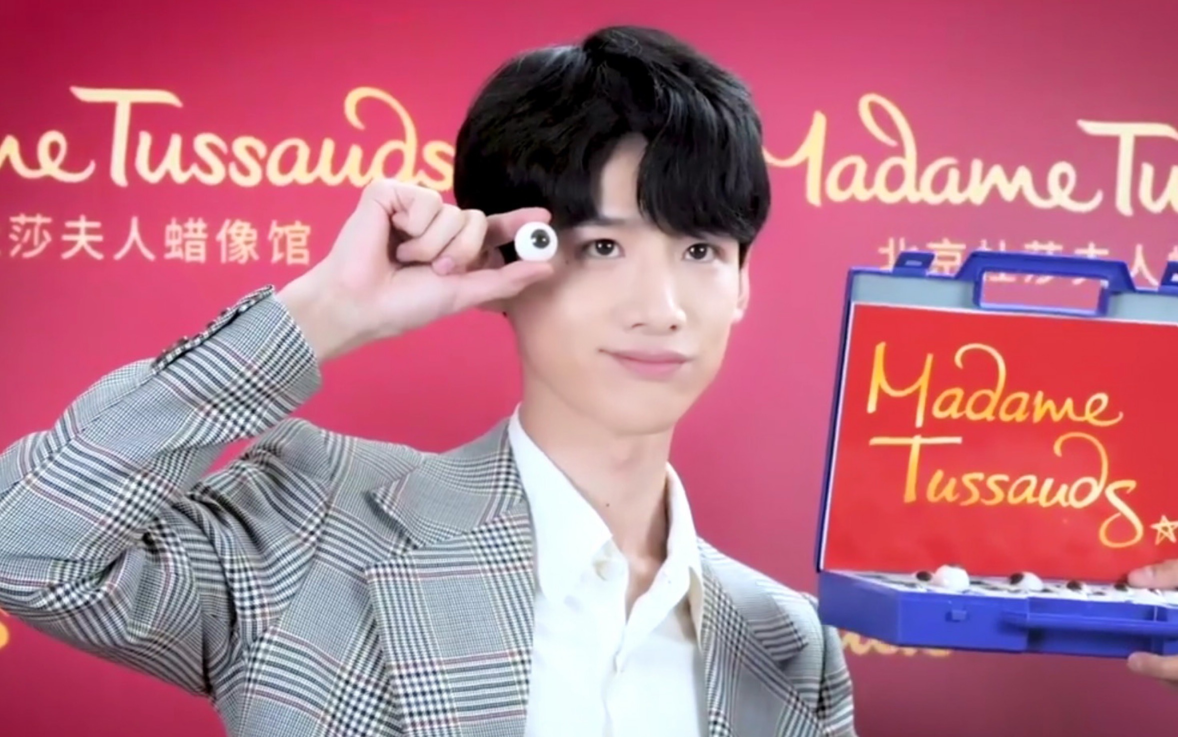 白敬亭190810北京杜莎夫人蜡像馆宣传奶甜白回来了