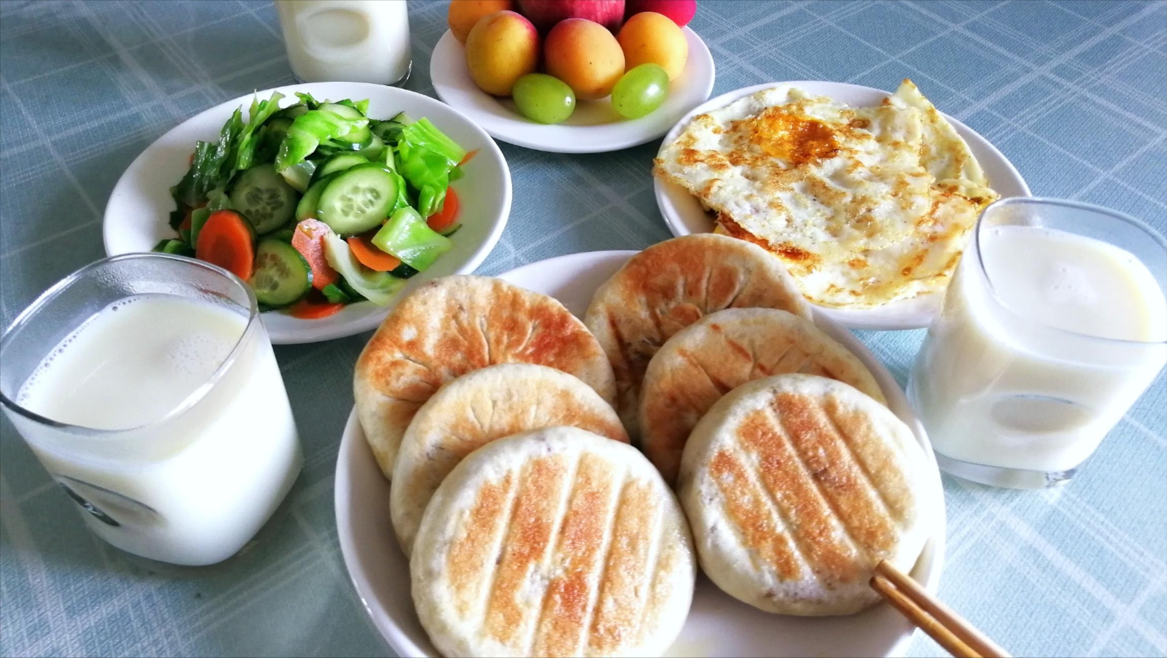 [图]家常早餐味道香，半小时做好，肉馅饼是亮点，皮薄松软，馅料鲜香