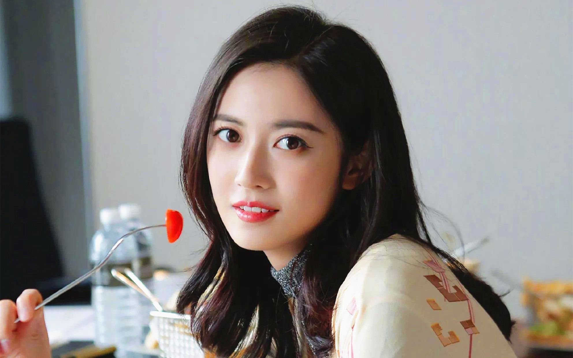 陈钰琪戏风是很多变的,现代造型同样的可甜可飒,没有违和感