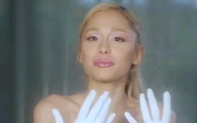 [图]【ArianaGrande】美妆宣传活动第三弹！说出最爱的胜利之歌的集数？