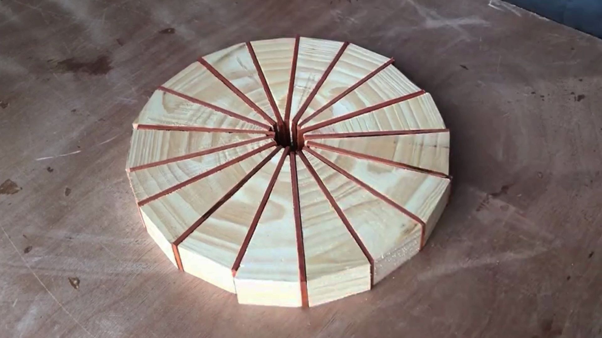 大爷这番废物利用边角木块的传统手艺,真是让人趋之若