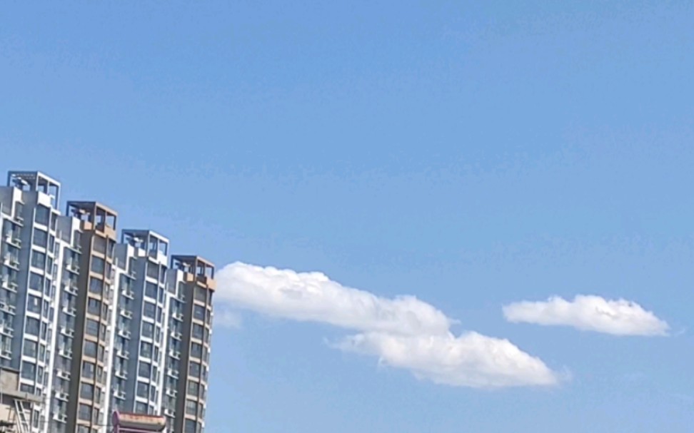 蓝蓝的天空白云飘,白云下面我的家