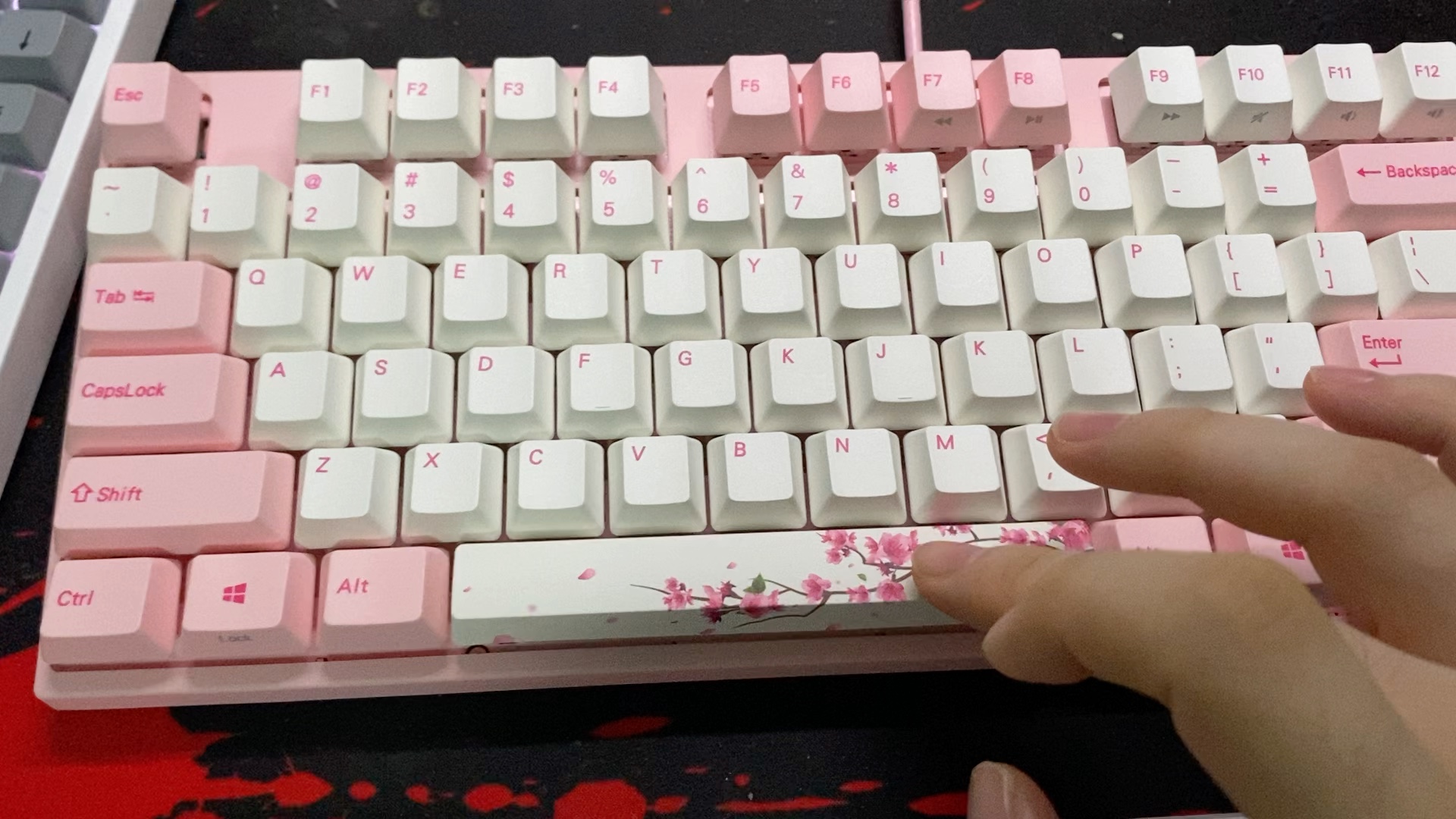 阿米洛新出的静电容键盘樱花粉v2轴体