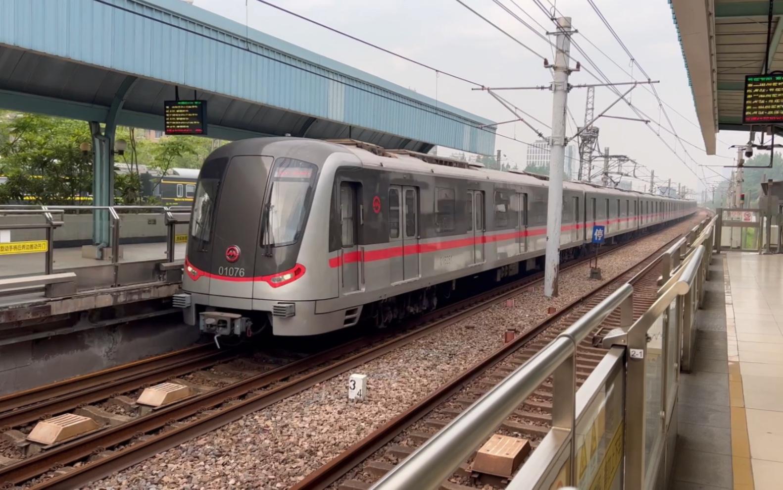 【上海地铁】一号线钢铁侠二世01076进入莲花路站